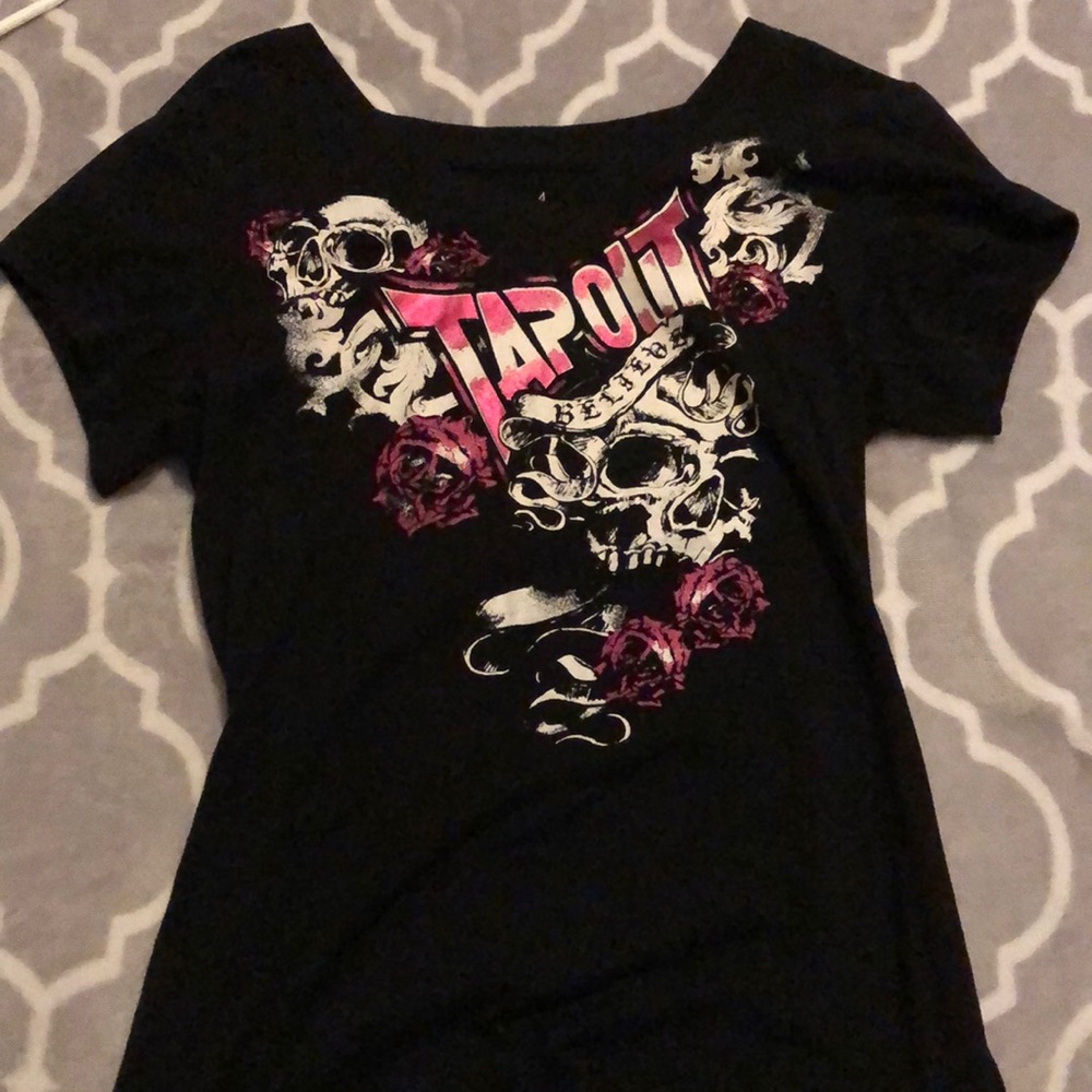 Black skull Tapout Tee.